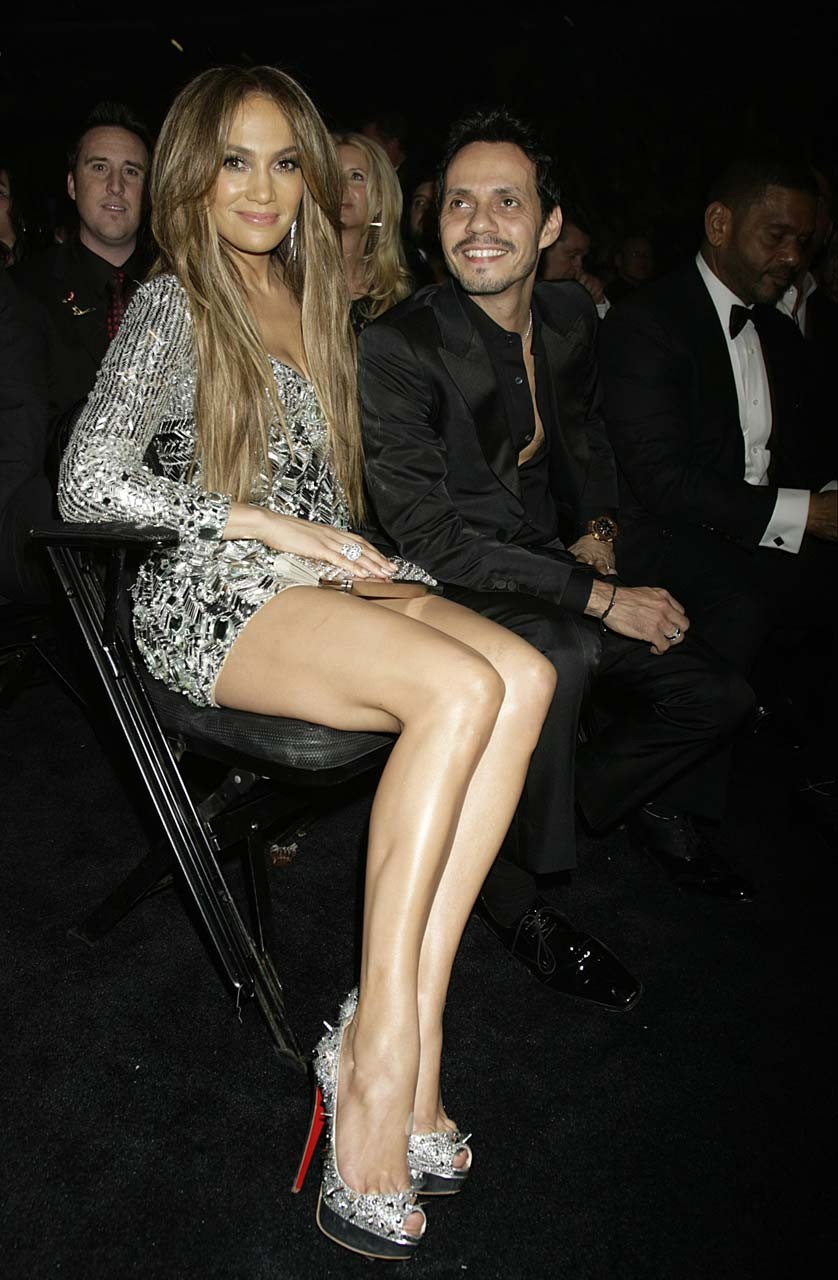 Jennifer Lopez esponendo le sue belle e lunghe gambe in ultra breve mini gonna paparaz
 #75317540