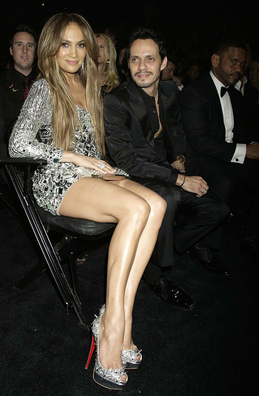 Jennifer Lopez esponendo le sue belle e lunghe gambe in ultra breve mini gonna paparaz
 #75317545