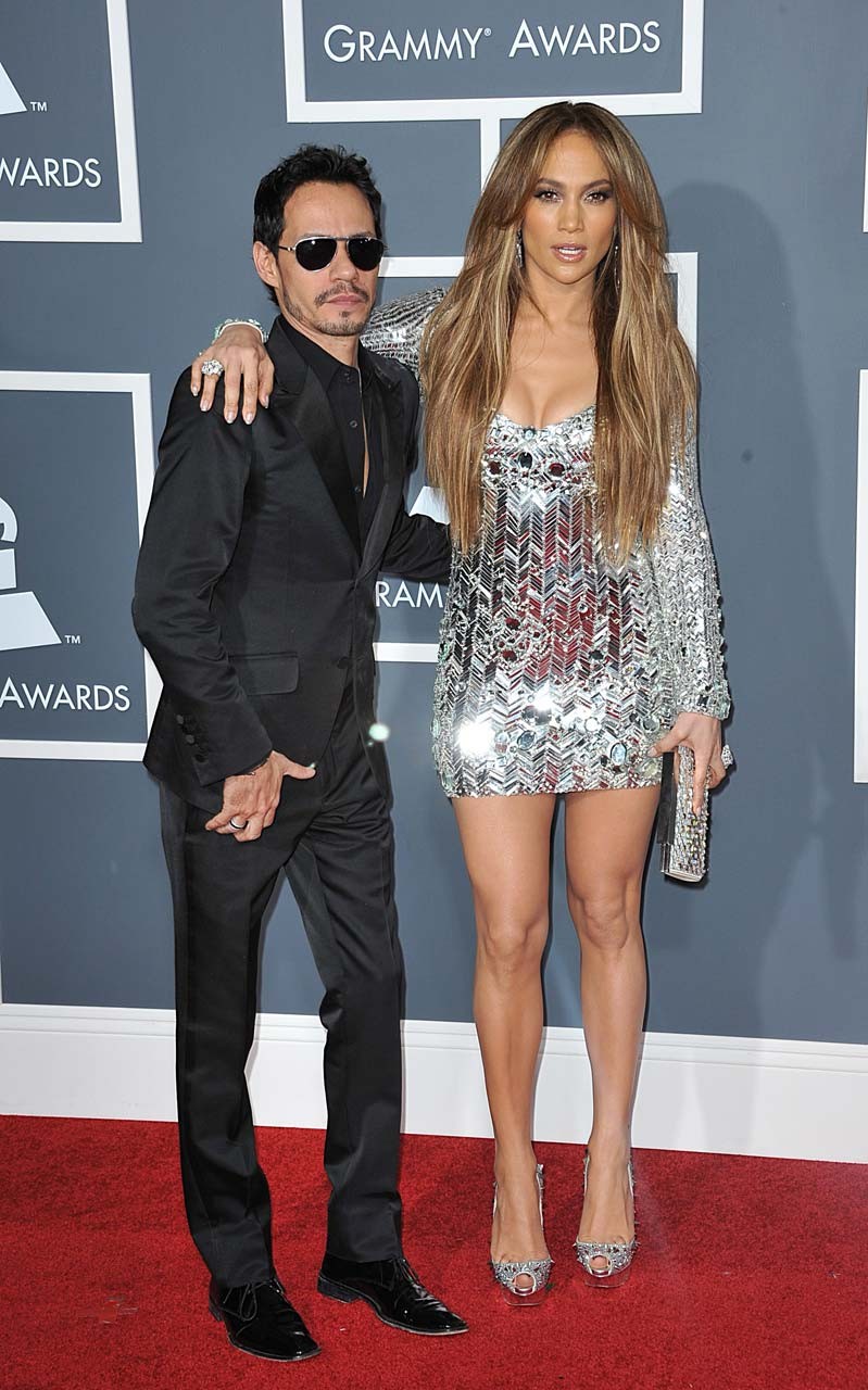 Jennifer Lopez esponendo le sue belle e lunghe gambe in ultra breve mini gonna paparaz
 #75317551