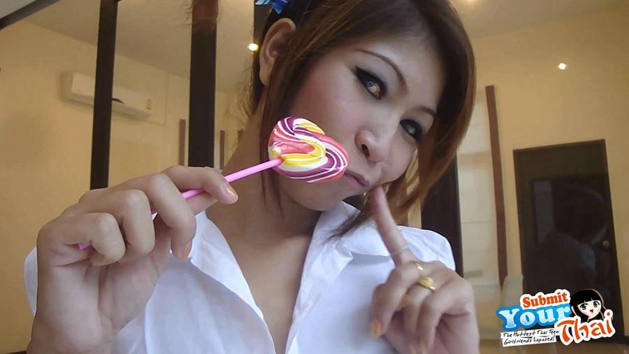 Sexy colegiala tailandesa llamada o chupa una piruleta y muestra su coño calvo
 #67186482