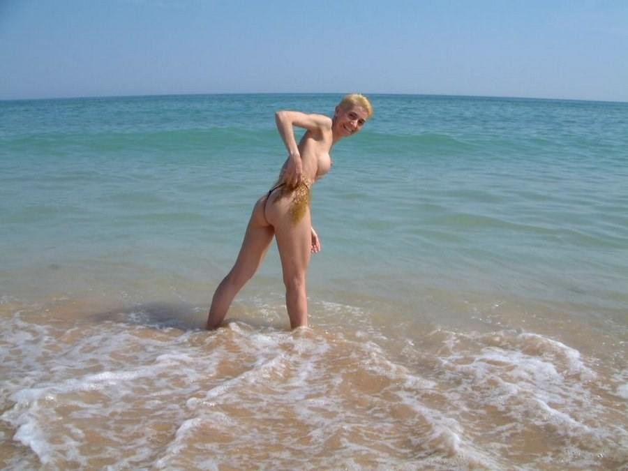 Nudista dea dai capelli corvini mostra il suo corpo
 #72256361