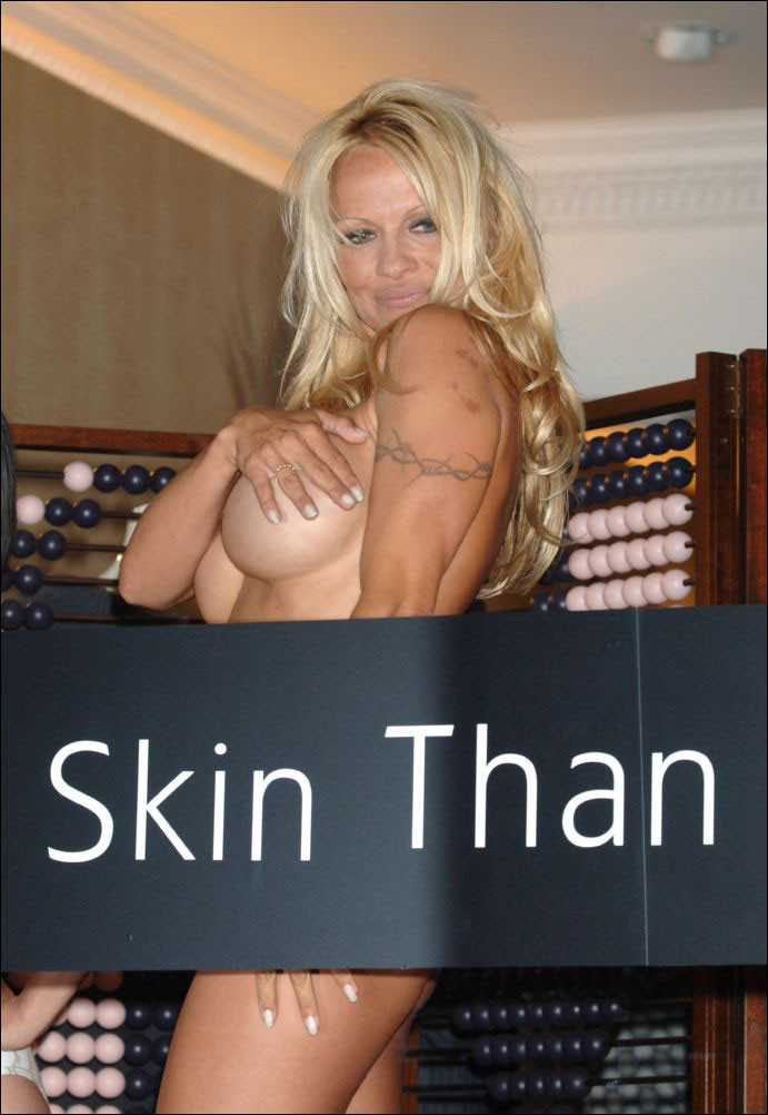 Pamela anderson zeigt ihre großen Titten und posiert völlig nackt
 #75439250