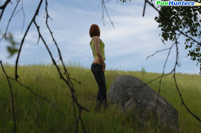 パンツを脱いで岩の上で小便をする少女
 #76509632