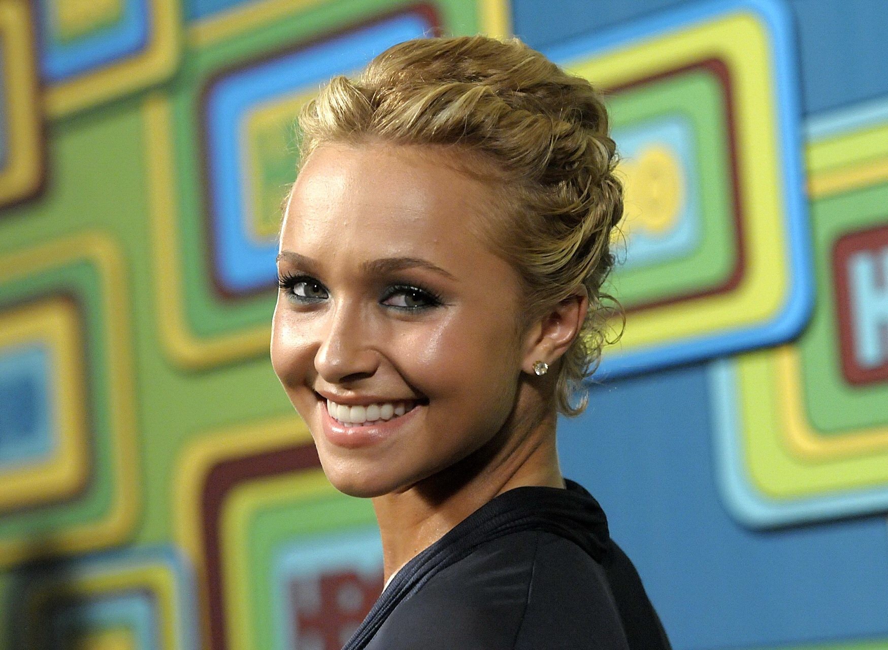 Hayden panettiere portant des autocollants sous une robe transparente.
 #75320657