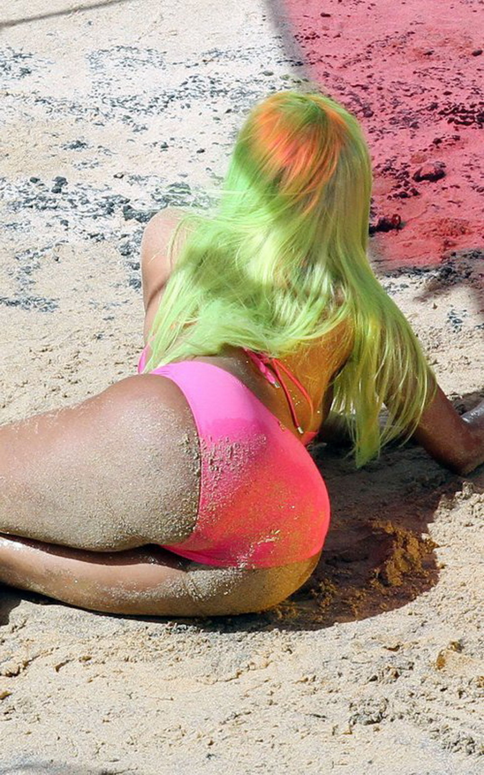 Nicki minaj sieht heiß aus, wenn sie einen Bikini am Set eines Musikvideos in Hawaii trägt
 #75270156