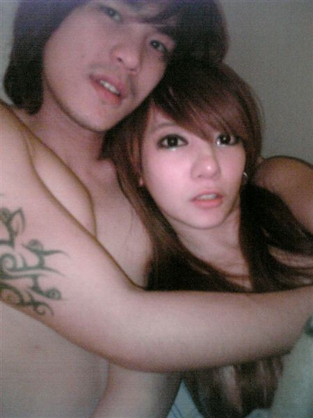 Una pareja asiática se hace fotos en casa
 #69857233