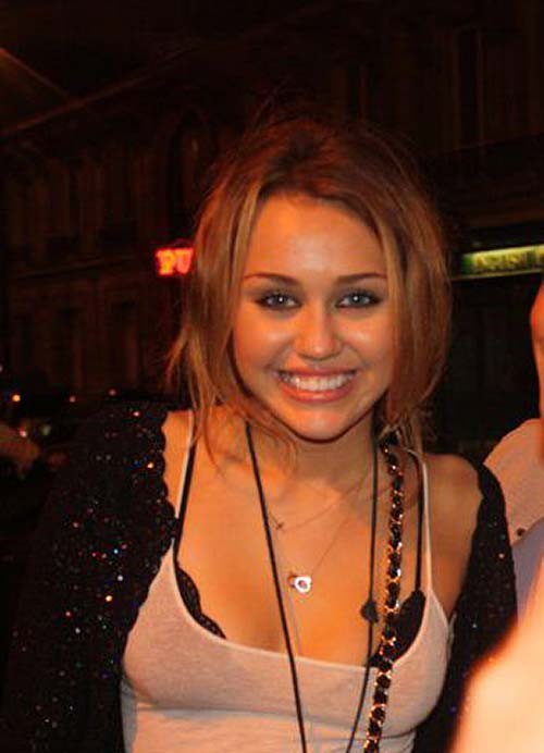 Miley Cyrus, sexy, transparente et avec d'énormes seins, photos paparazzi.
 #75269309