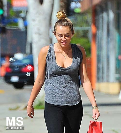 Miley Cyrus, sexy, transparente et avec d'énormes seins, photos paparazzi.
 #75269338