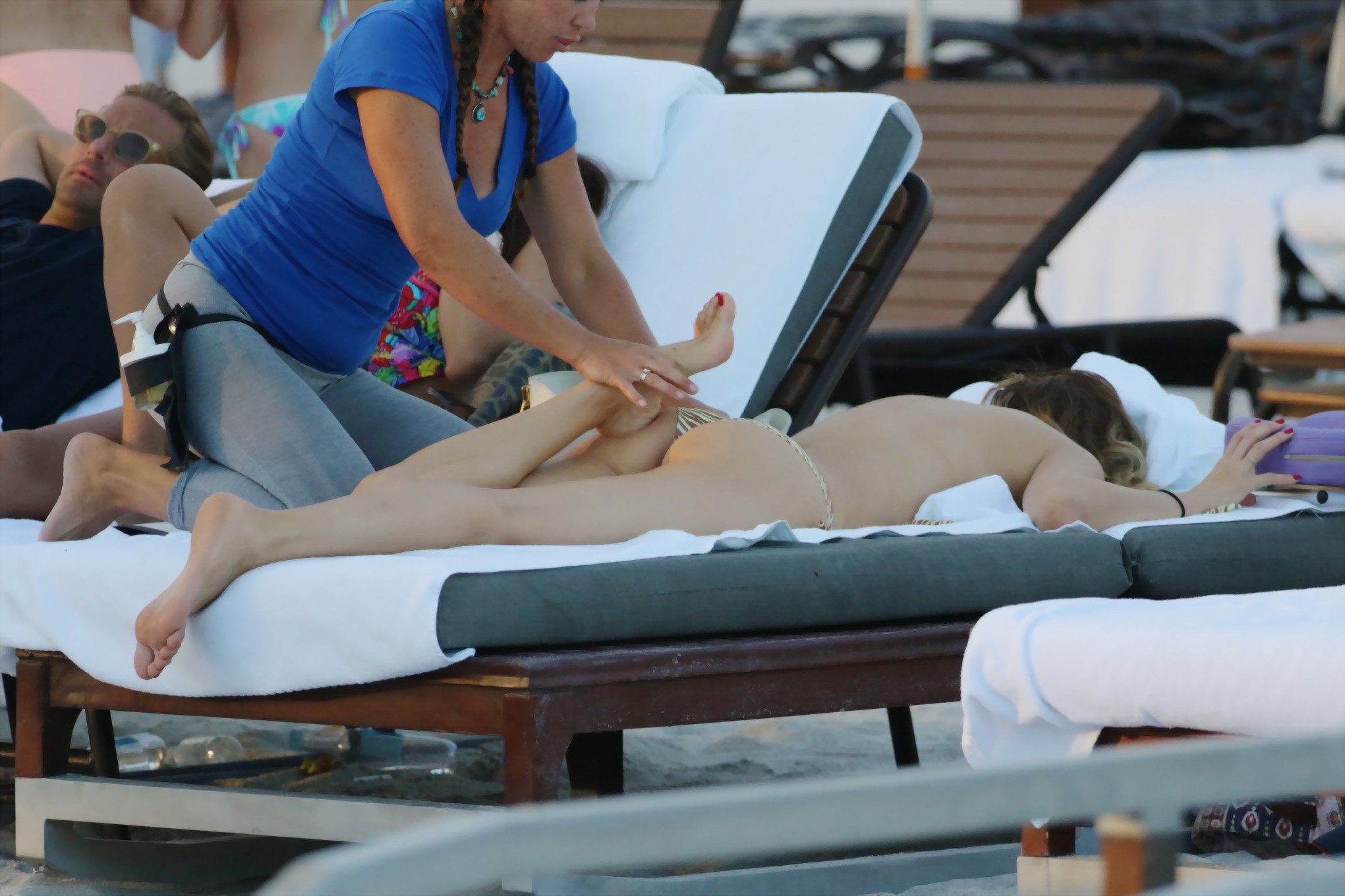 Aida yespica streift ihr Bikinioberteil für eine Massage ab
 #75147669