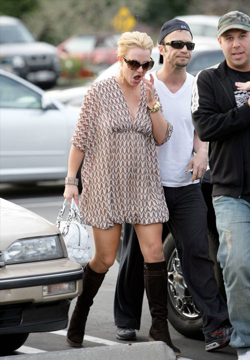 Britney Spears showing legs in mini skirt paparazzi pictures #75441167
