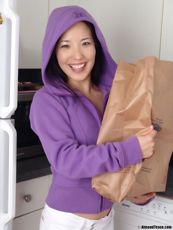 Lindo amateur asiático tease almendra en sudadera con capucha púrpura
 #67563178