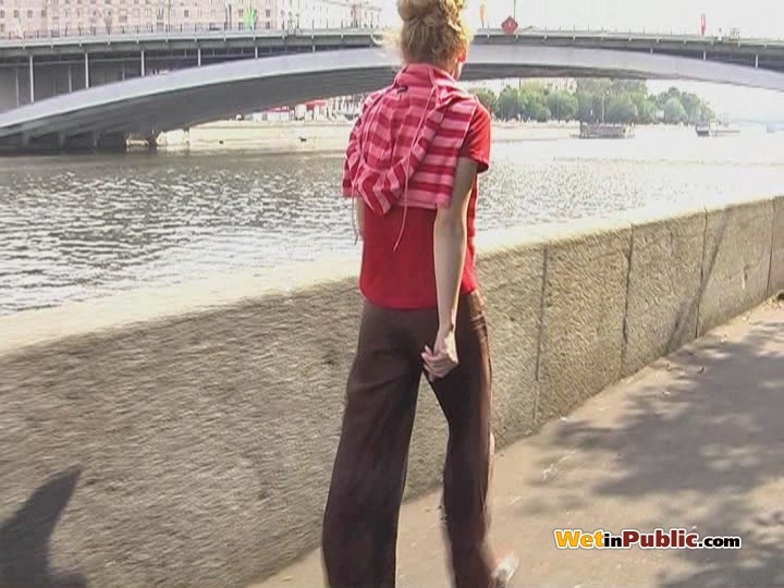 Micia confusa si scarica proprio nei suoi pantaloni in un luogo pubblico
 #78595238