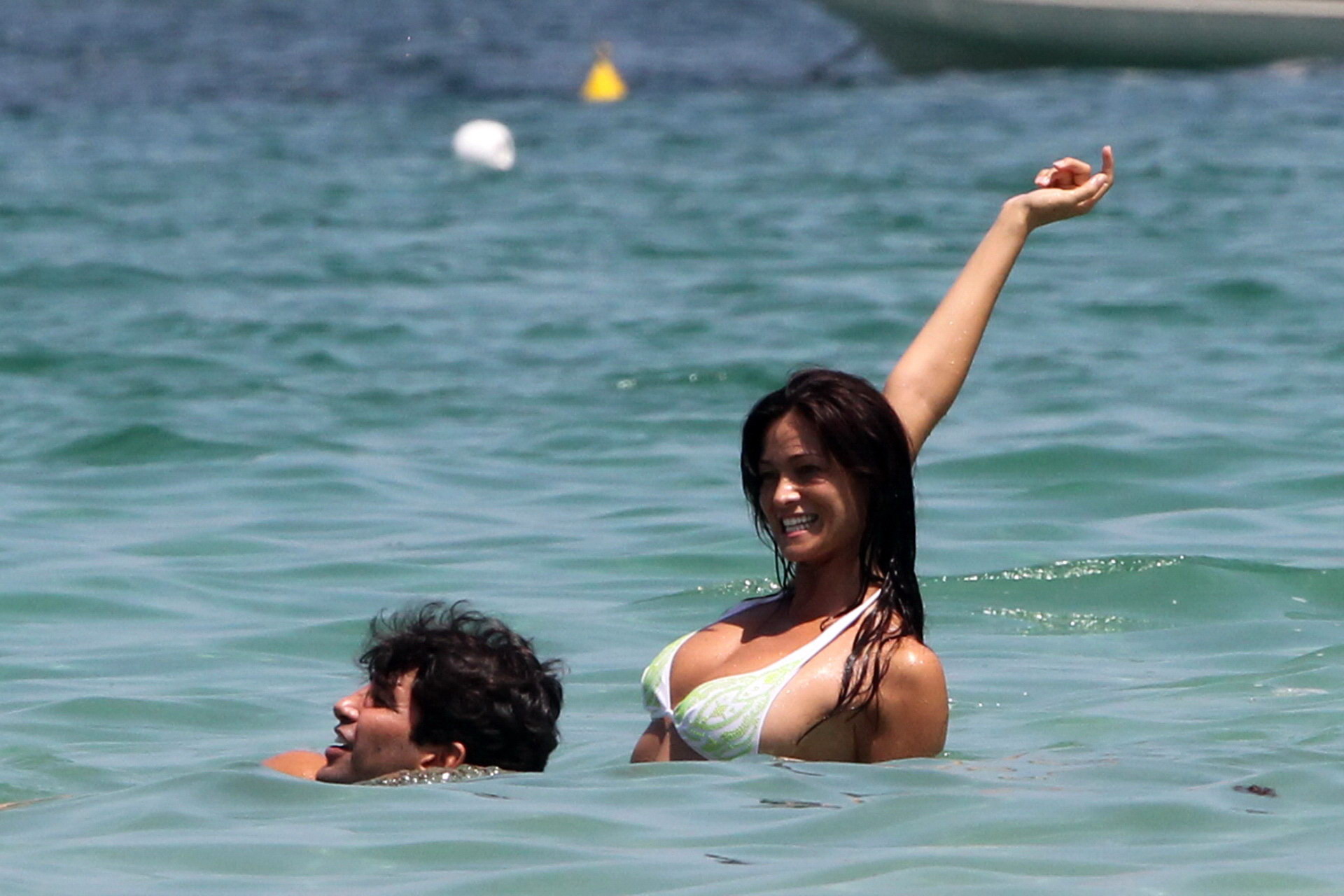 Manuela arcuri che indossa il bikini sexy sulla spiaggia in golfo di marinella
 #75341983