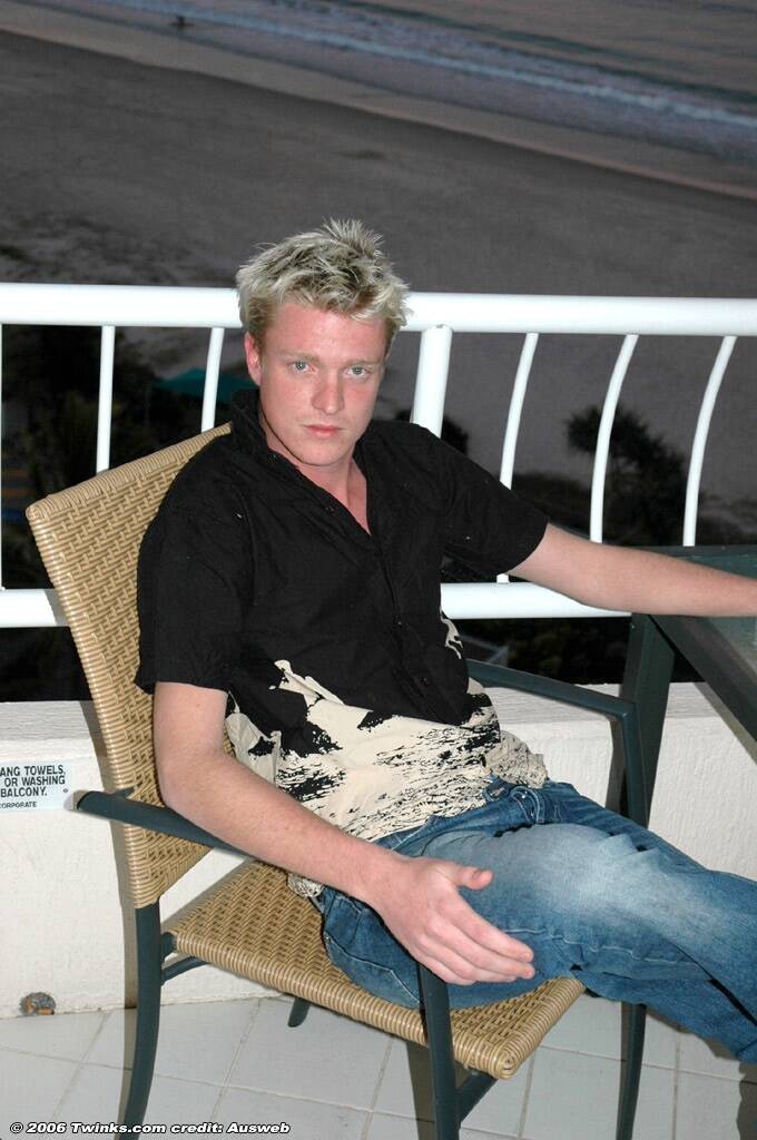 Rubia caliente masturbando su carne
 #76994131