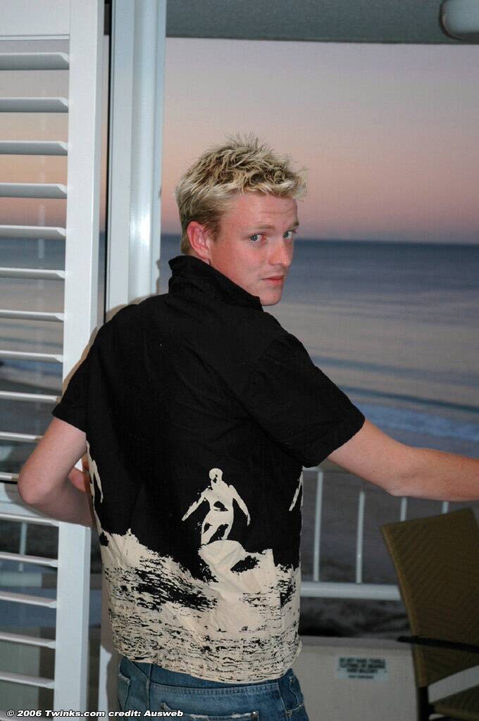 Rubia caliente masturbando su carne
 #76994148