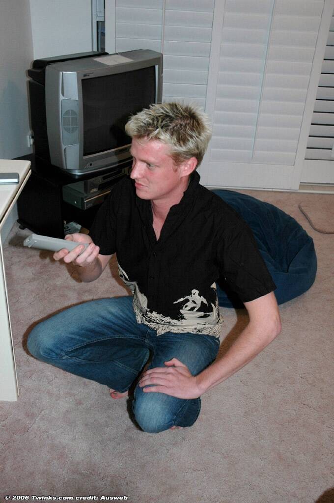 Rubia caliente masturbando su carne
 #76994156