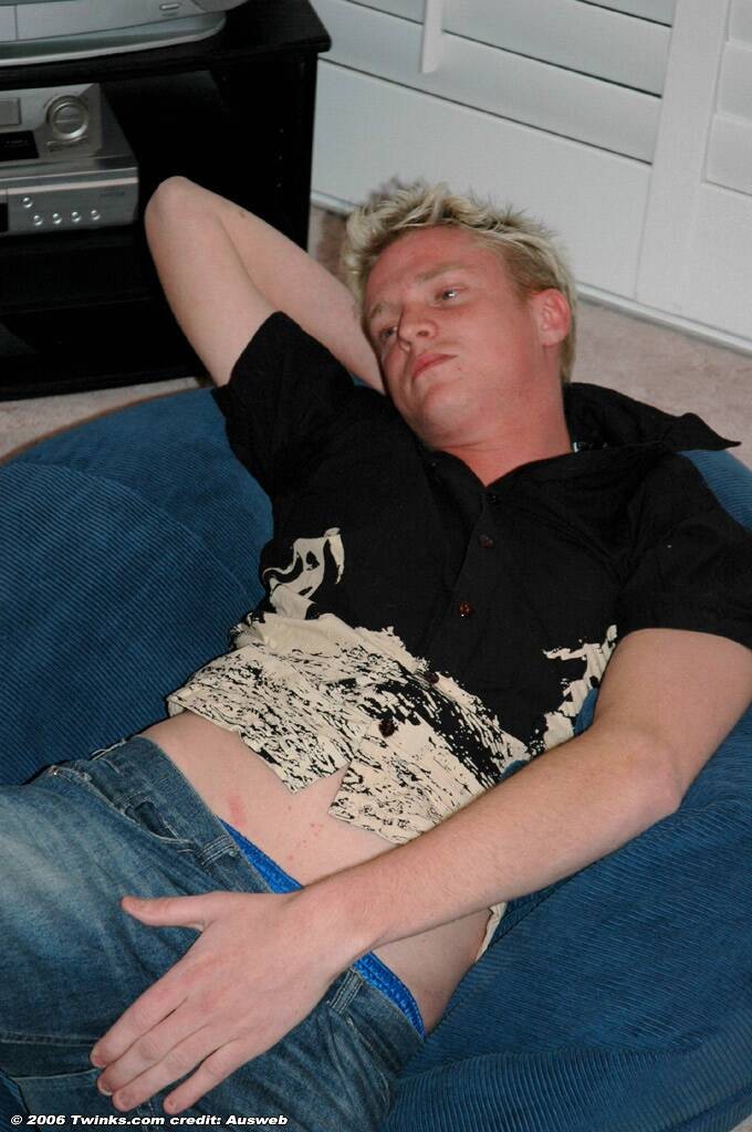 Rubia caliente masturbando su carne
 #76994164