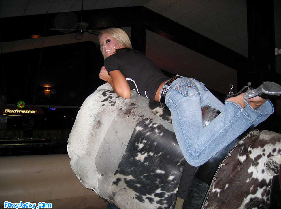 Lindas hermanastras juguetonas experimentando
 #78175012