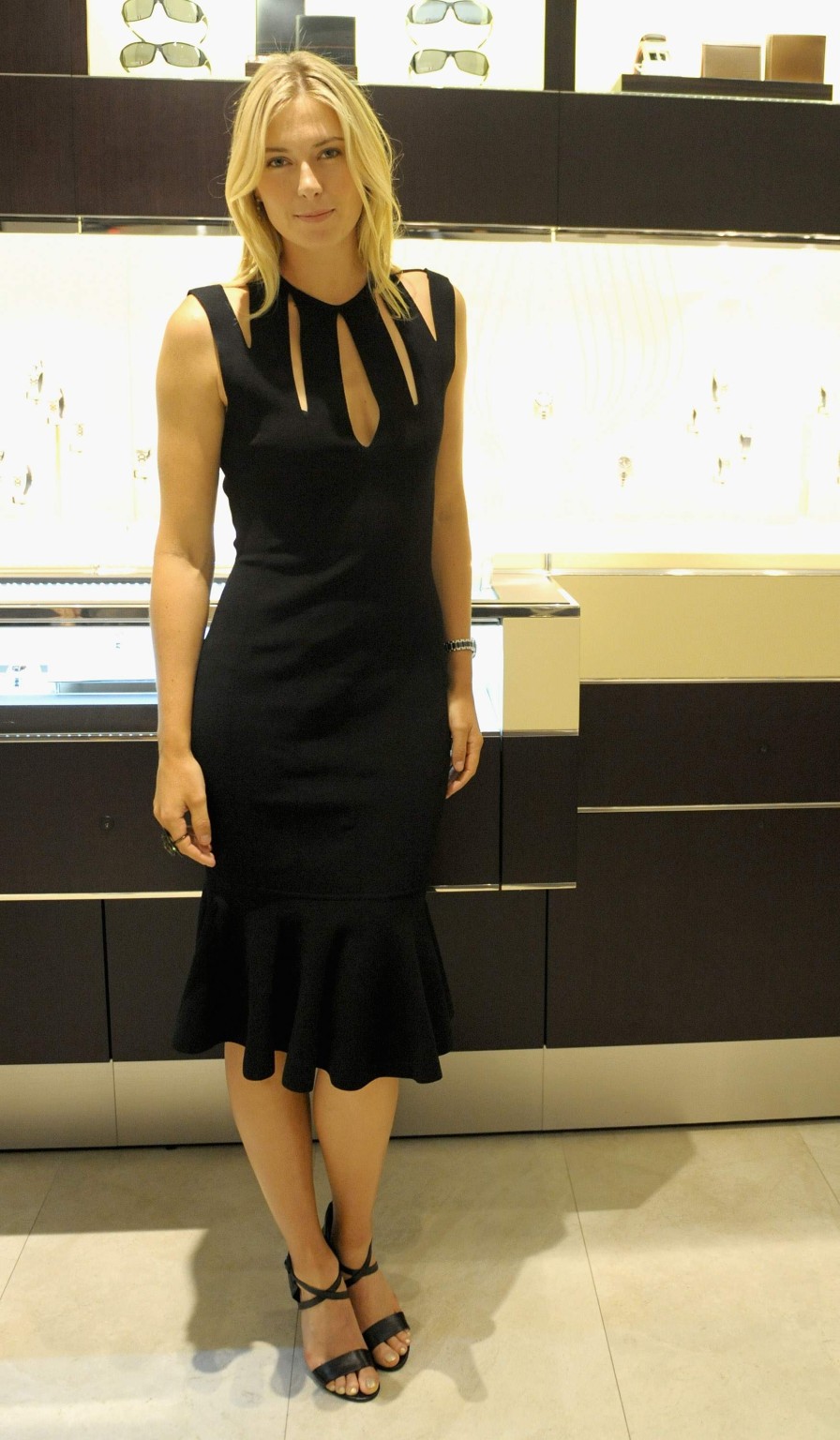 Maria sharapova braless trägt ein sexy schwarzes kleid im tag heuer aventura store o
 #75269594