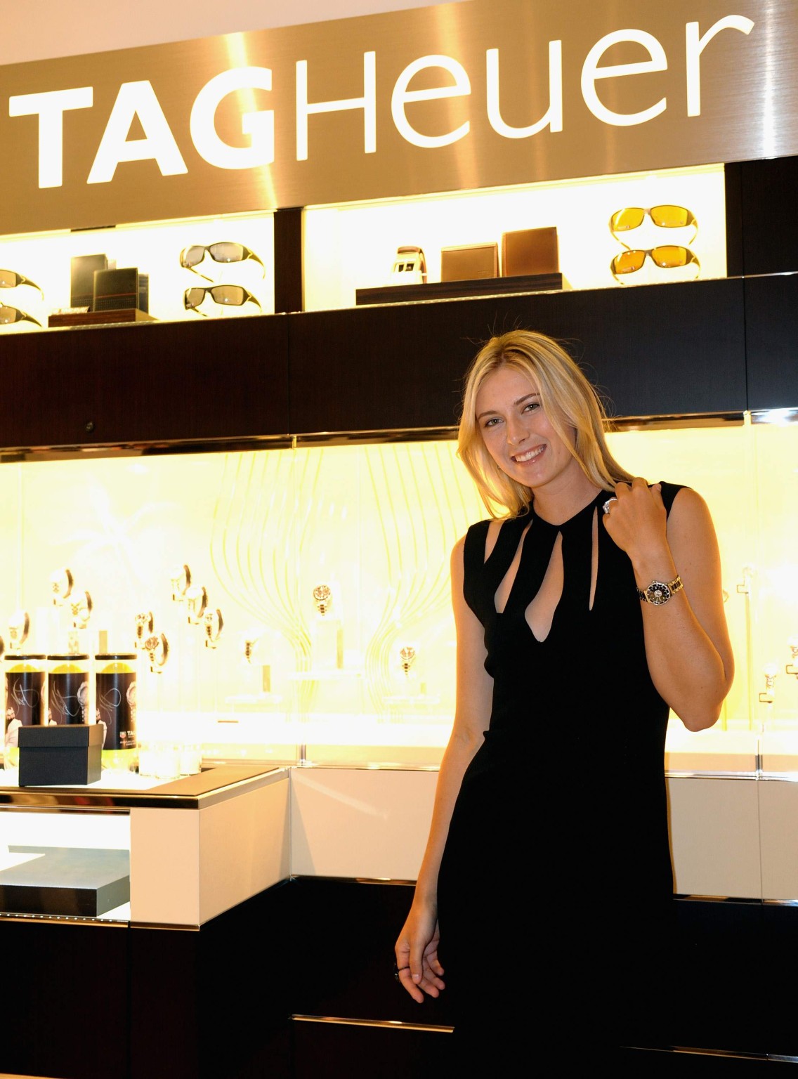 Maria sharapova braless trägt ein sexy schwarzes kleid im tag heuer aventura store o
 #75269601