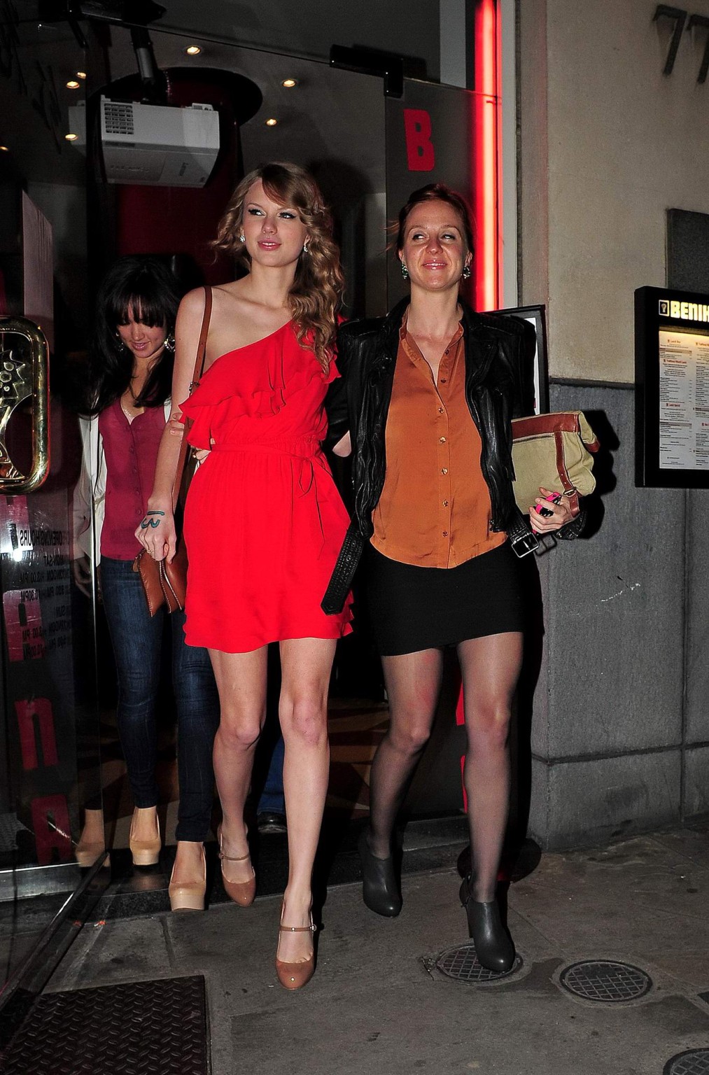 Taylor swift en mini-robe rouge à la sortie du restaurant Benihana à Londres.
 #75311822