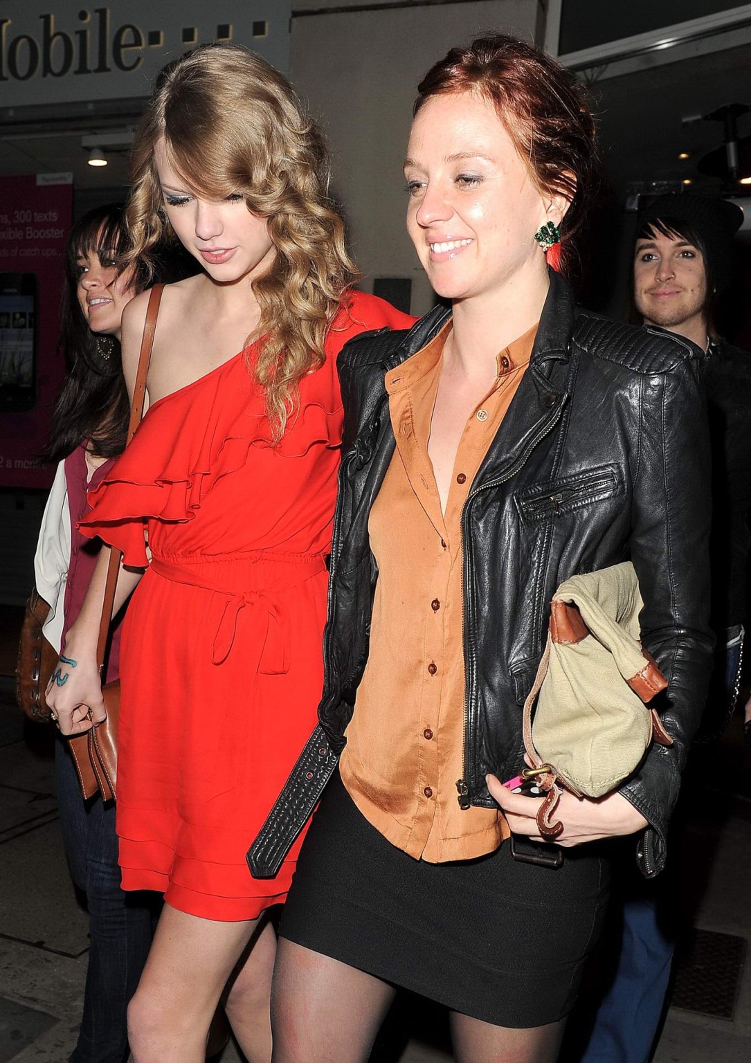 Taylor swift con un mini vestido rojo saliendo del restaurante benihana en londres
 #75311845