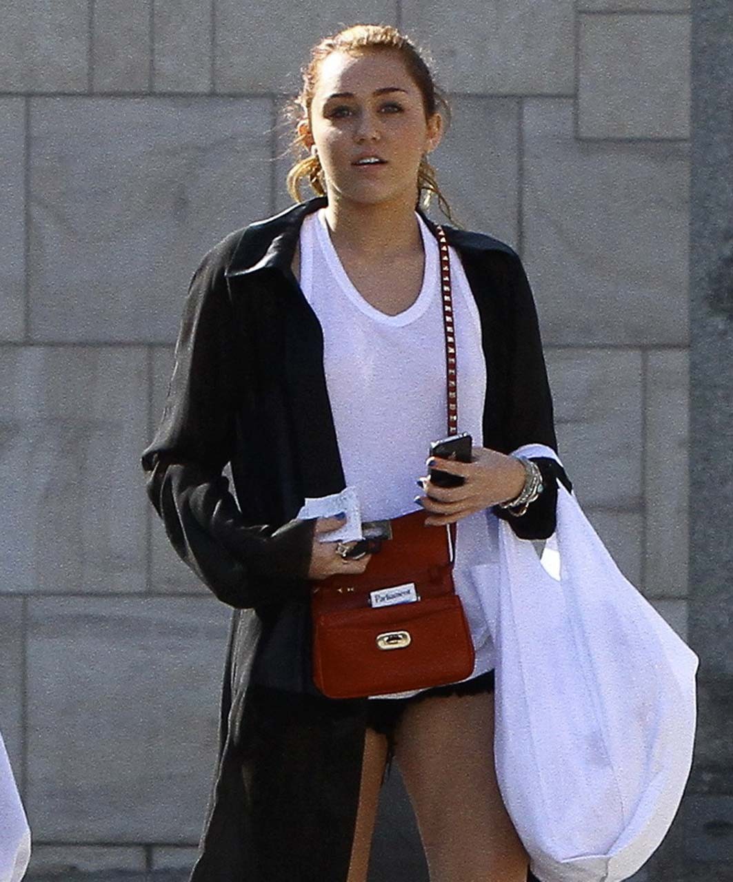 Miley Cyrus esponendo il suo cazzo di corpo sexy e belle gambe sulla strada
 #75307100