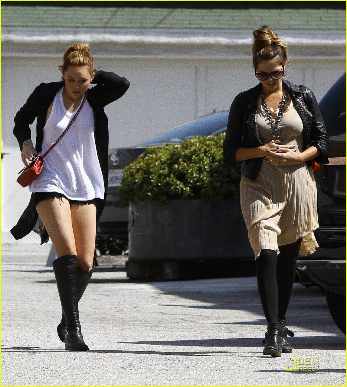 Miley Cyrus esponendo il suo cazzo di corpo sexy e belle gambe sulla strada
 #75307208