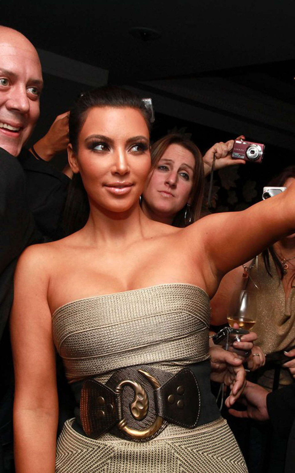 Kim kardashian exponiendo sus enormes tetas y su cuerpo sexy en un club de bolos
 #75330042