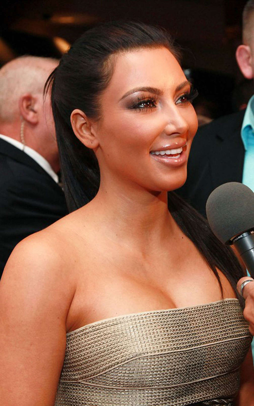 Kim Kardashian che espone le tette enormi del cazzo e il corpo sexy in bowling club
 #75330092