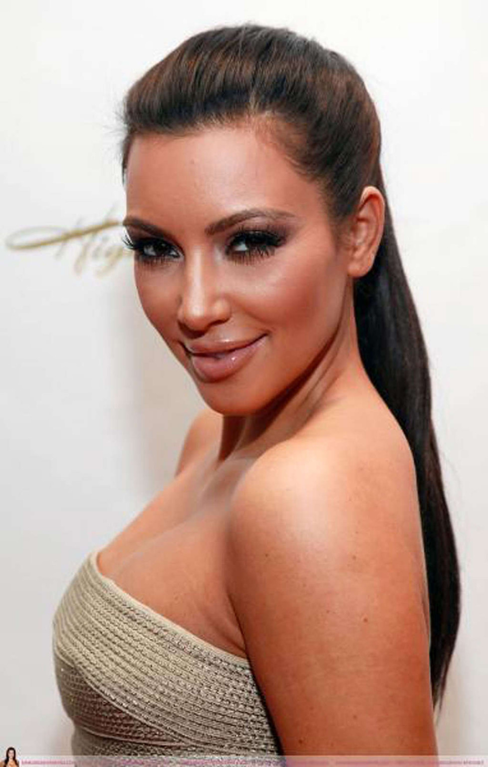 Kim Kardashian che espone le tette enormi del cazzo e il corpo sexy in bowling club
 #75330123