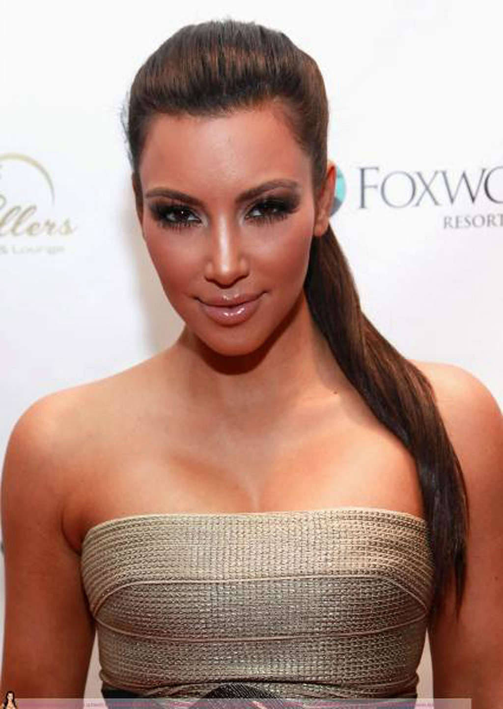 Kim Kardashian che espone le tette enormi del cazzo e il corpo sexy in bowling club
 #75330147