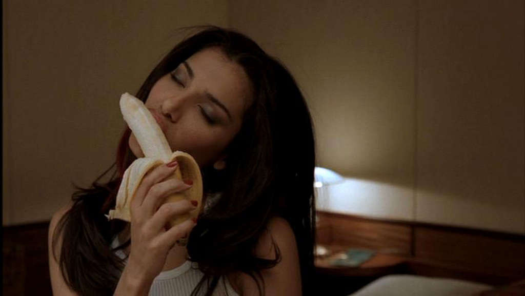 ロゼリン・サンチェスがバナナを吸ったり舐めたりして胸の谷間を露出させる
 #75371871