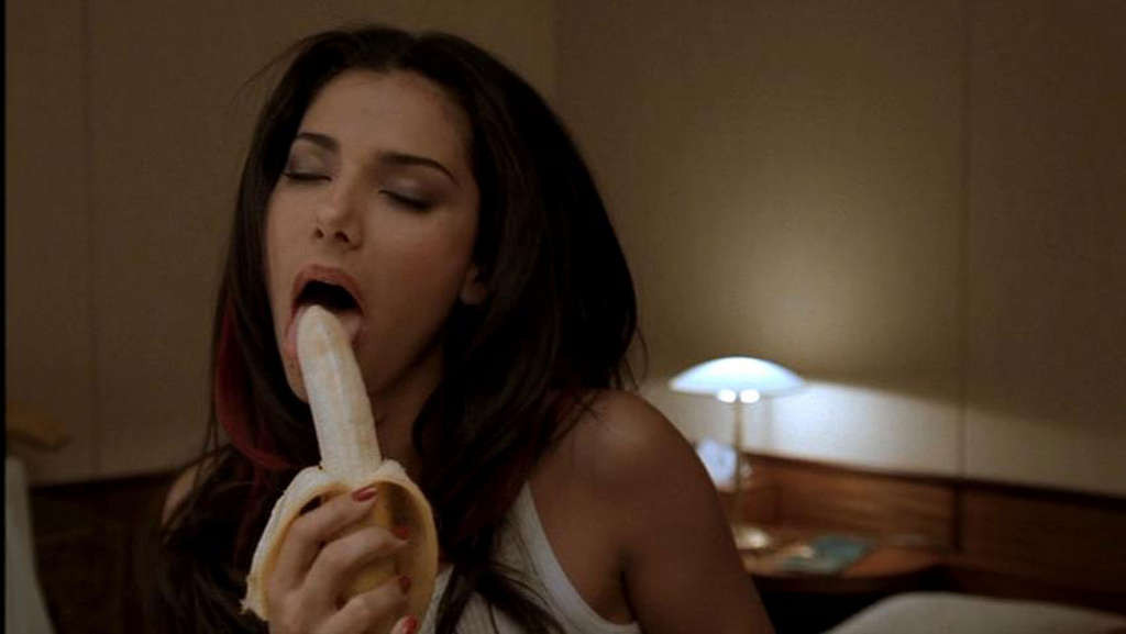 Roselyn sanchez succhiare e leccare la banana ed esporre il suo cleavege
 #75371886