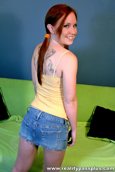 Tätowierter Teenager Ally Cox liebt es, ihre Muschi auf der Couch gefickt zu bekommen
 #68792257