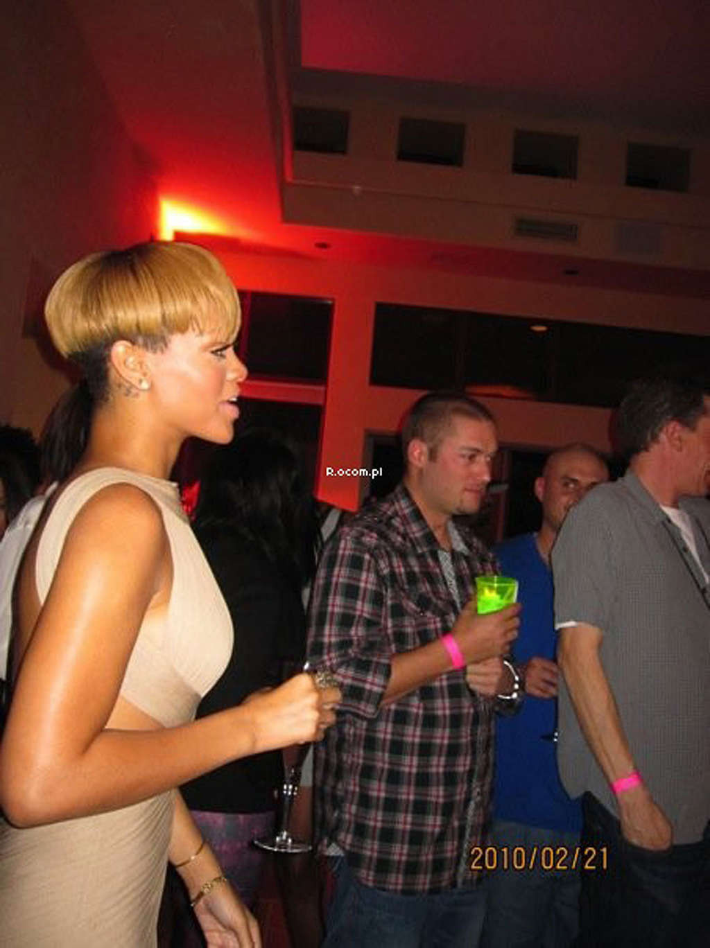 Rihanna muy leggy en minifalda en alguna fiesta privada y topless
 #75357607