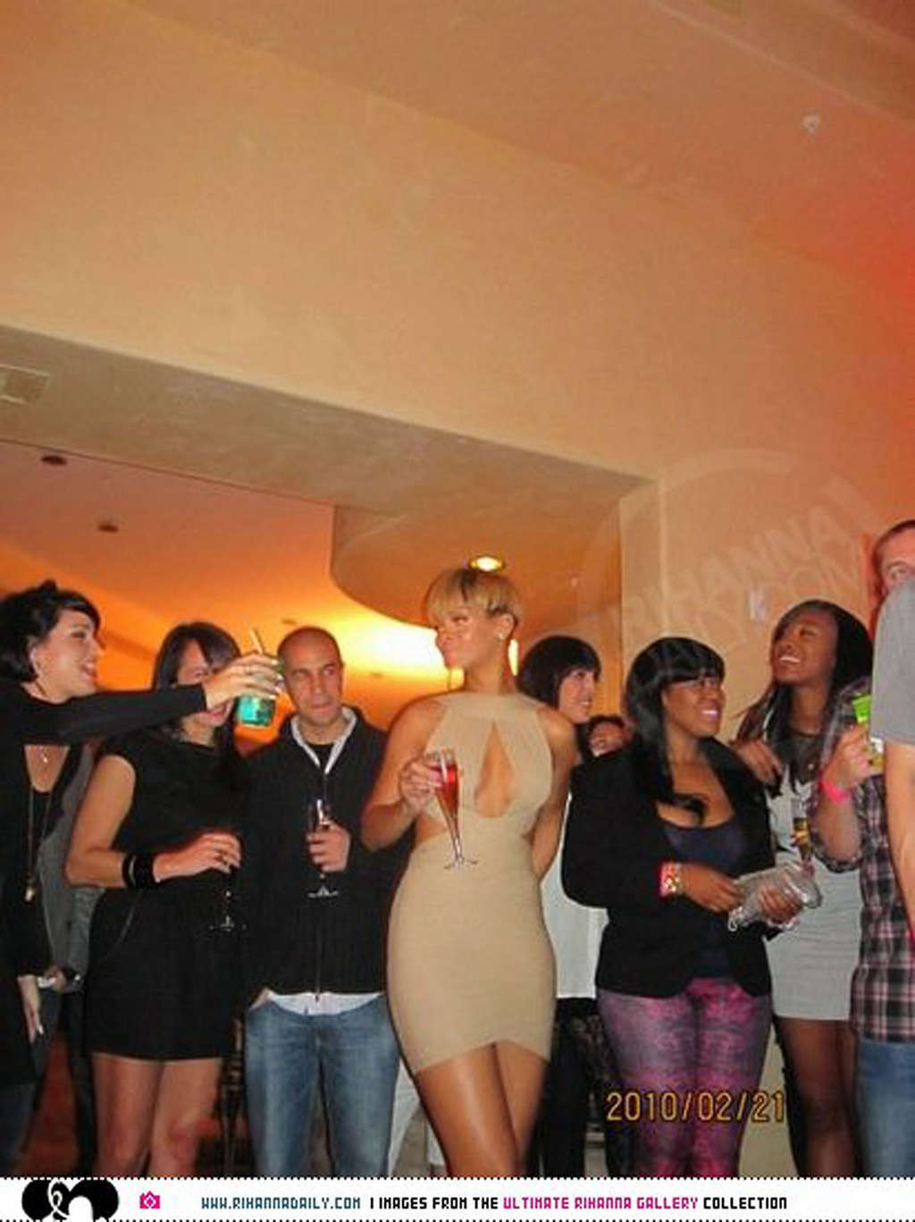 Rihanna muy leggy en minifalda en alguna fiesta privada y topless
 #75357612