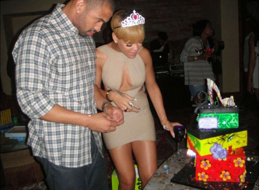 Rihanna muy leggy en minifalda en alguna fiesta privada y topless
 #75357631