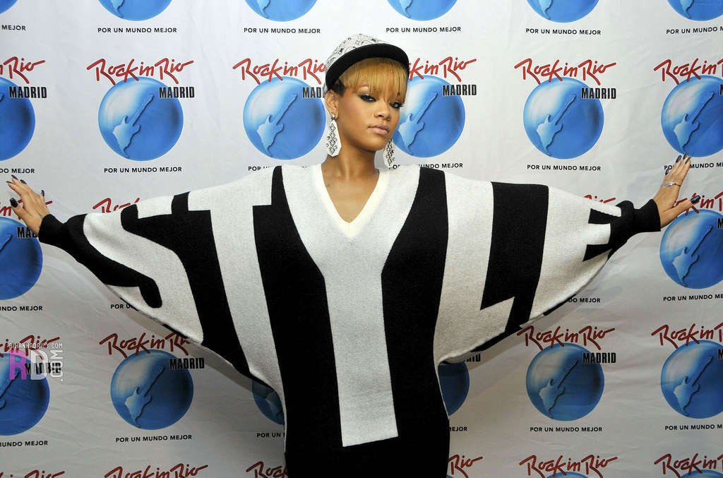 Rihanna muy leggy en minifalda en alguna fiesta privada y topless
 #75357665