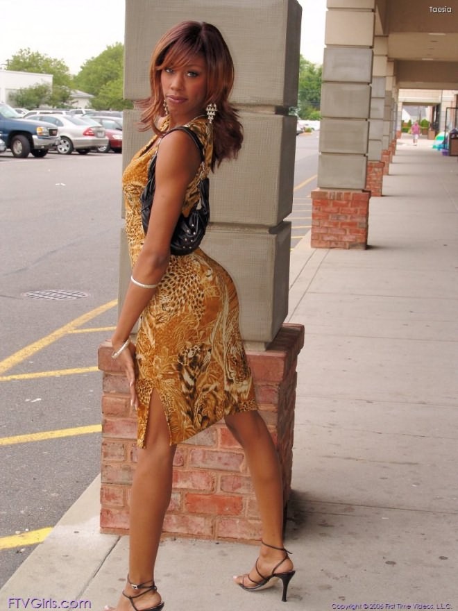 Adorable rousse amateur ebony babe pose en public et se masturbe
 #73432616