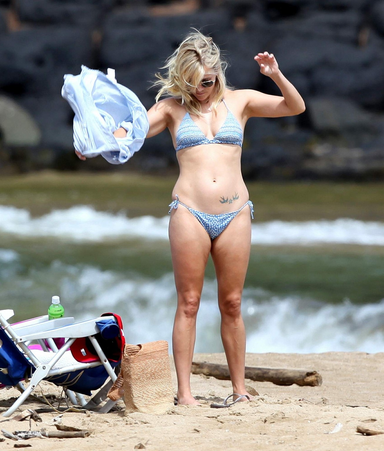 Reese Witherspoon trägt Bikini an einem hawaiianischen Strand
 #75291420