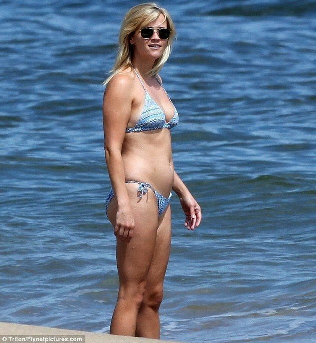 Reese witherspoon indossa il bikini su una spiaggia hawaiana
 #75291432