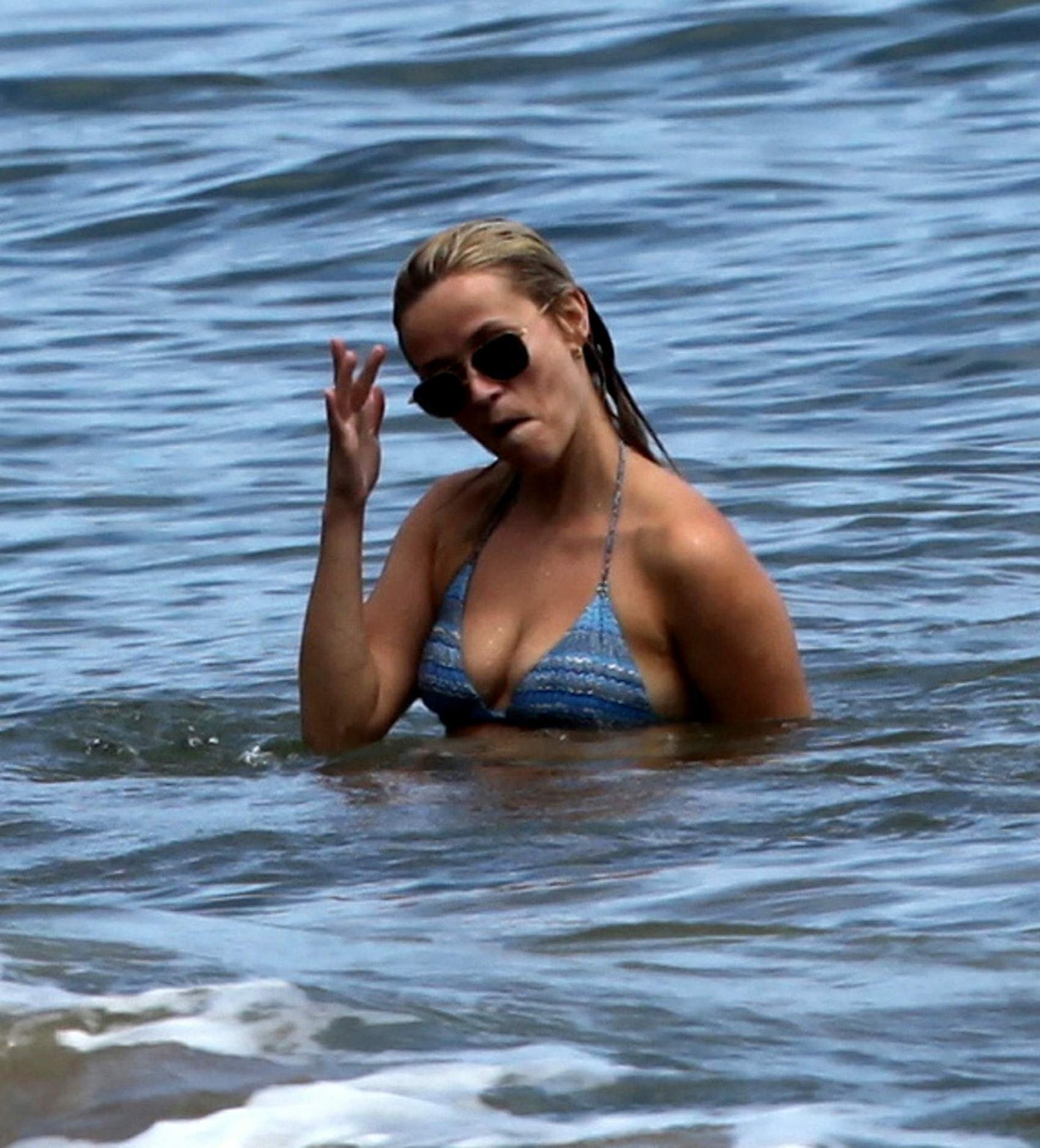 Reese witherspoon indossa il bikini su una spiaggia hawaiana
 #75291441