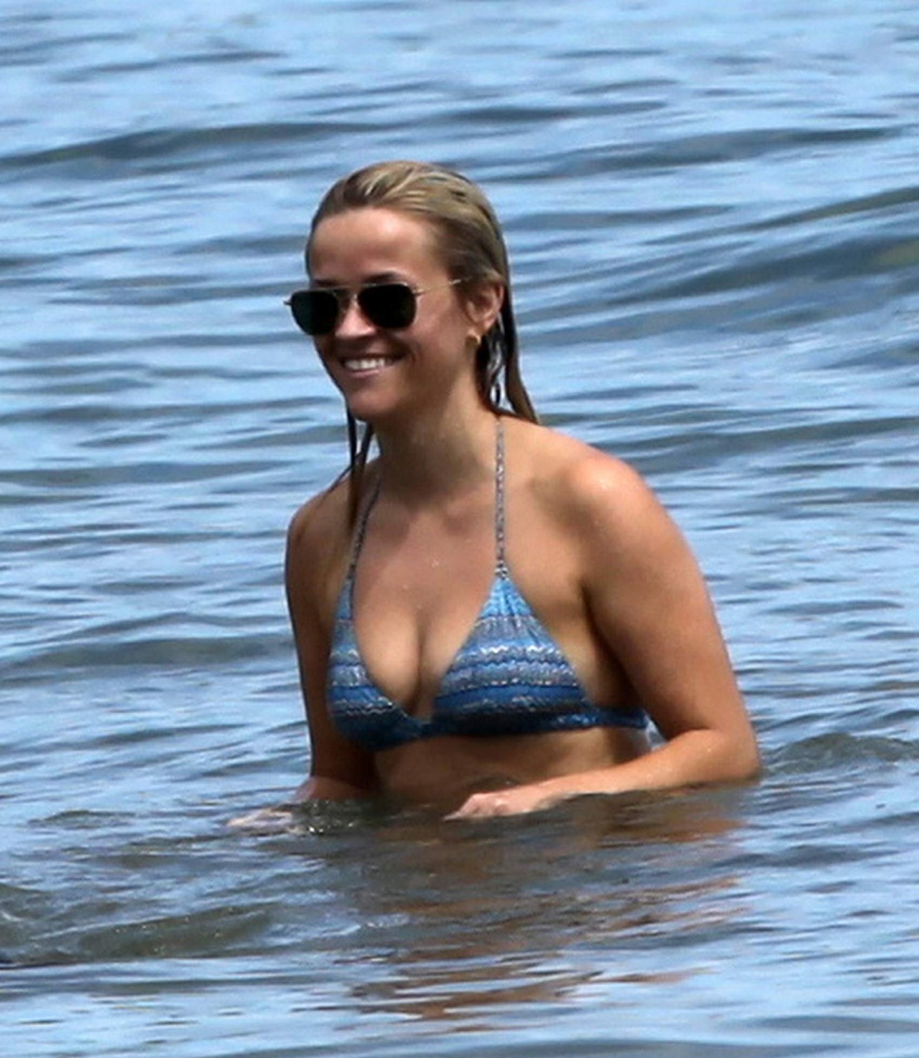 Reese witherspoon en bikini en una playa de hawaii
 #75291443