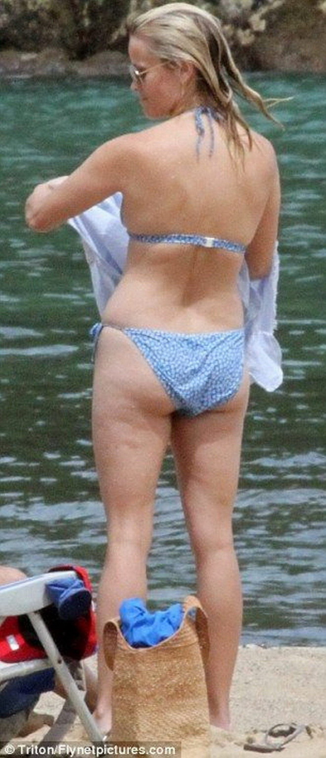 Reese Witherspoon wearing bikini on a Hawaiian beach #75291476