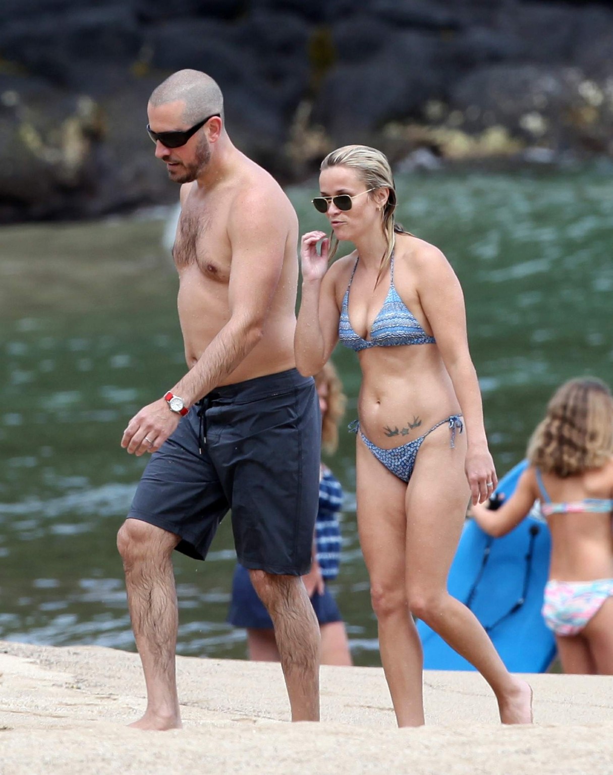 Reese witherspoon indossa il bikini su una spiaggia hawaiana
 #75291495