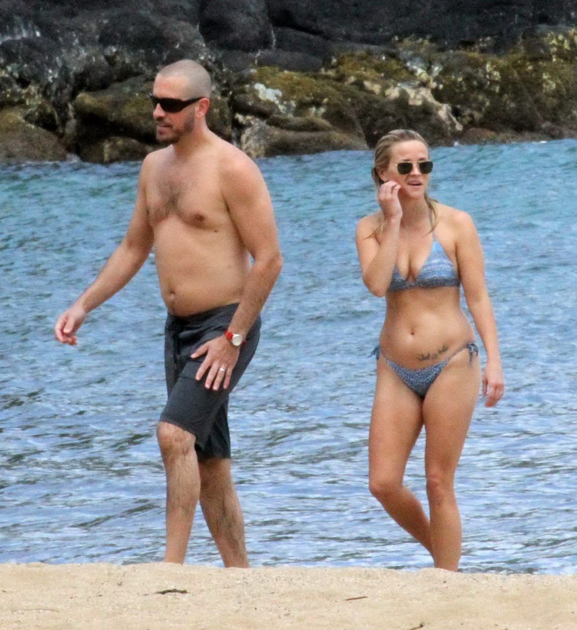 ハワイのビーチでビキニを着ているリース・ウィザースプーン
 #75291503