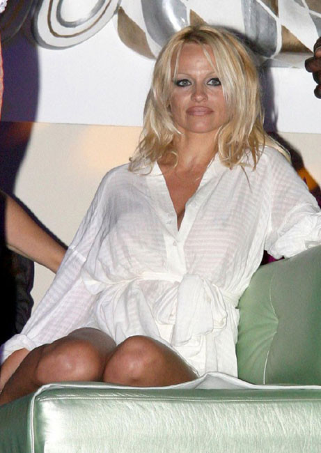 Promi pamela anderson schöne brüste in sexy kleid und harten brustwarzen
 #75414730