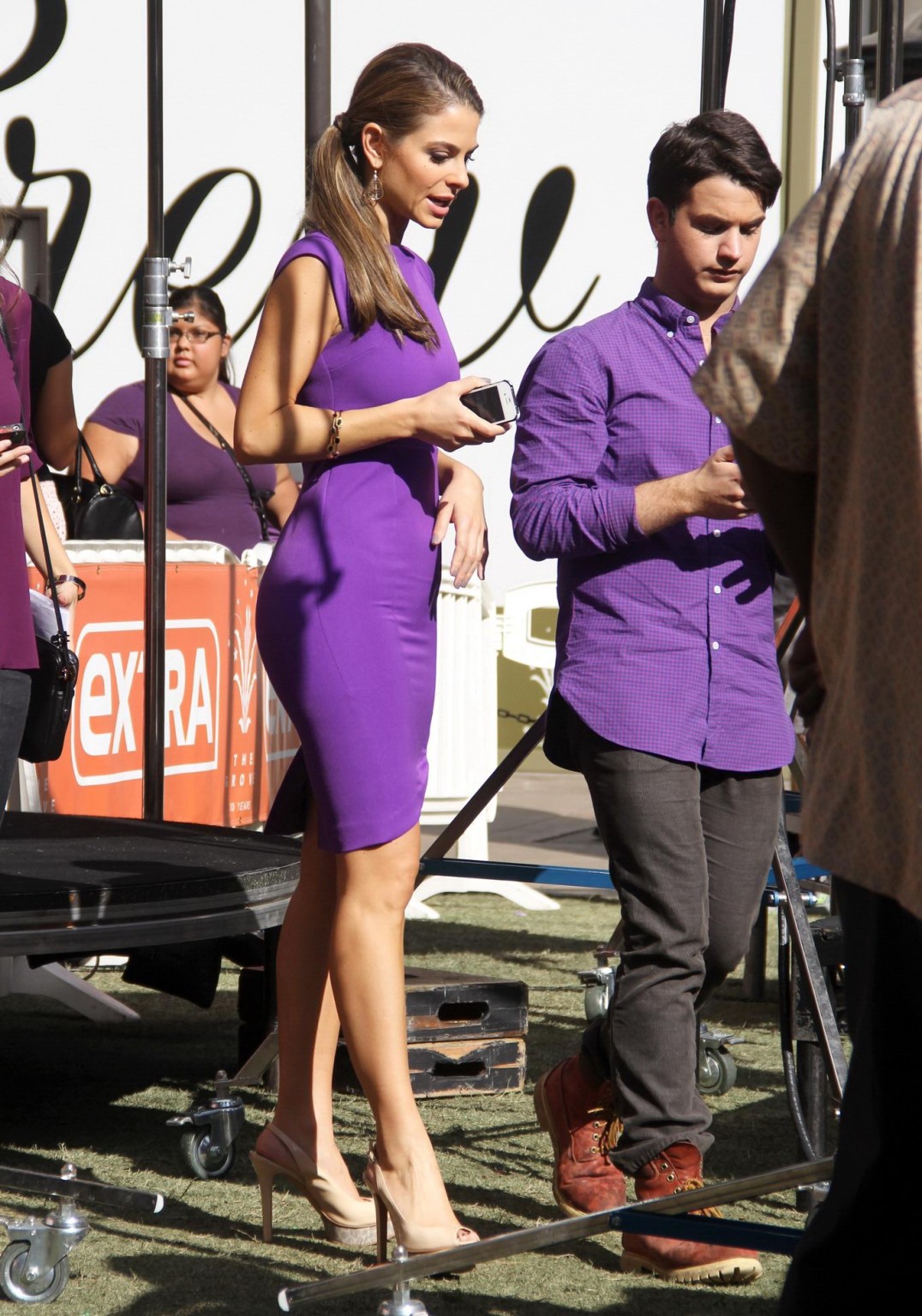 Maria menounos zeigt ihren kurvigen Körper in einem engen lila Kleid am Set 
 #75250273
