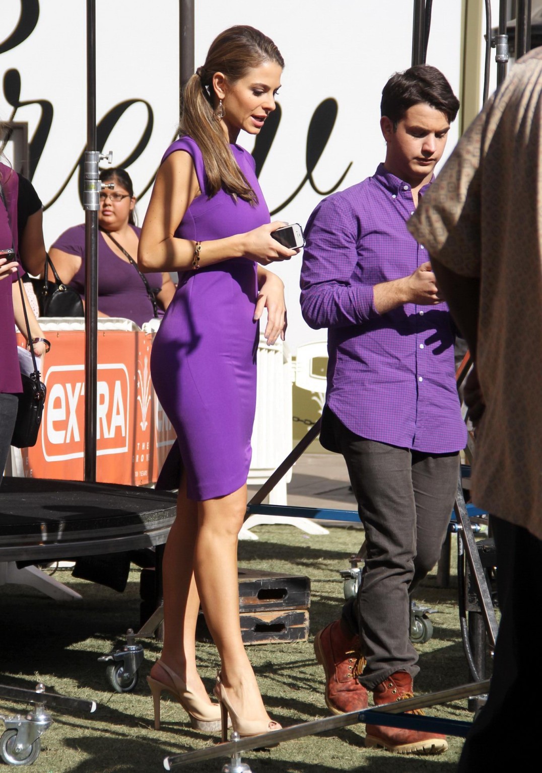 Maria menounos muestra su cuerpo curvilíneo con un ajustado vestido morado en el plató 
 #75250273